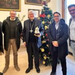 Oria: le sezioni di zona di Confartigianato e Coldiretti offrono in dono al Vescovo della Diocesi di Oria la statuina per il Presepe, simbolo della qualità made in Italy