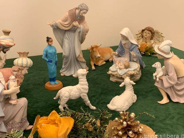 La statuetta dell'infermiera nel presepe di Seccia. Dono di Coldiretti e  Confartigianato