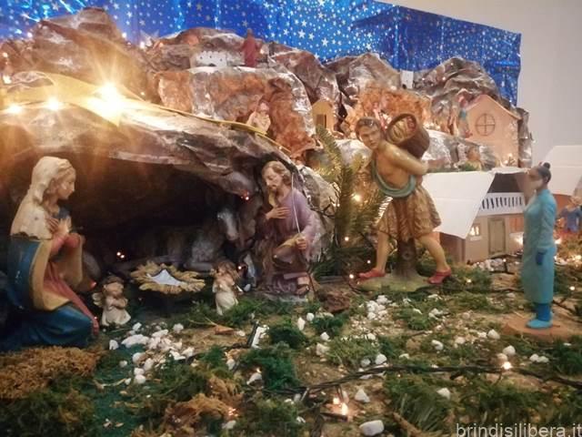 La statuetta dell'infermiera nel presepe di Seccia. Dono di Coldiretti e  Confartigianato