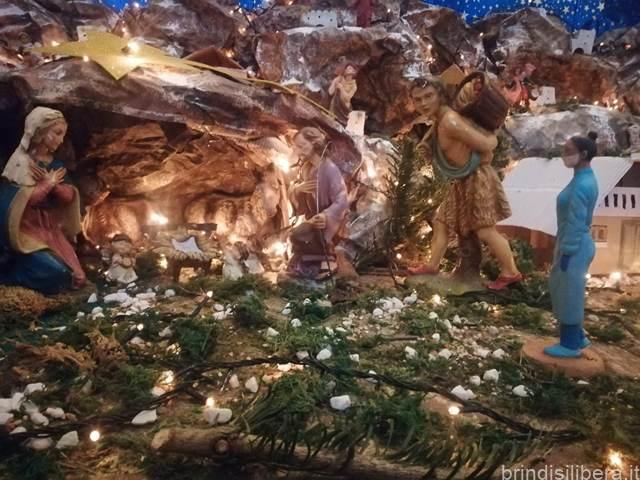 La statuetta dell'infermiera nel presepe di Seccia. Dono di Coldiretti e  Confartigianato